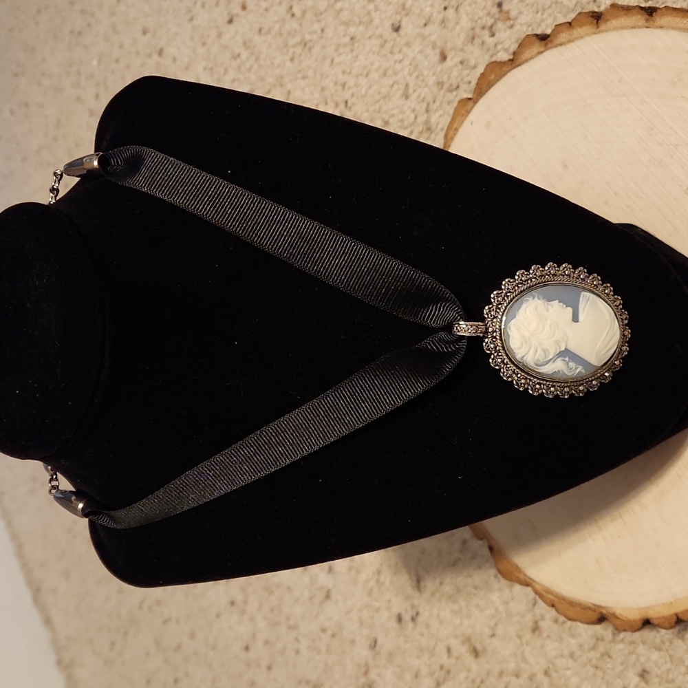 Vintage Express Cameo Design Necklace